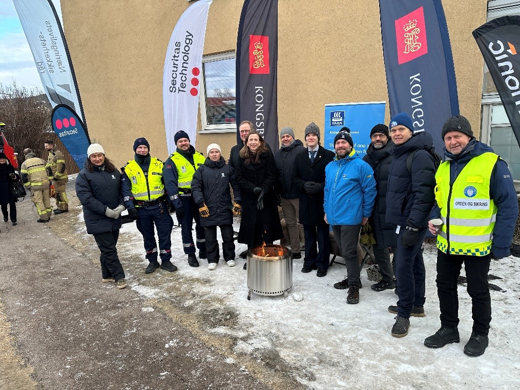 Mange mennesker som er samlet ute på NSR sin stand på arrangementet